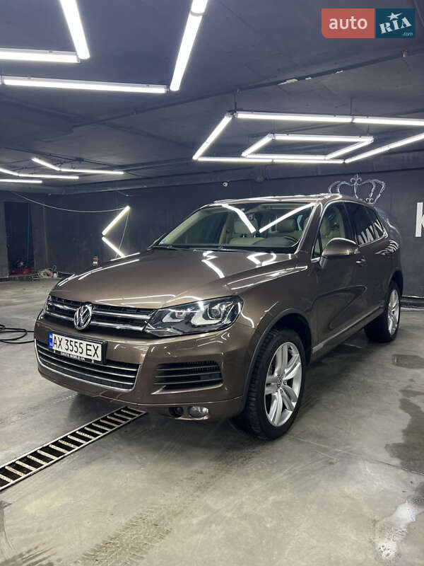 Внедорожник / Кроссовер Volkswagen Touareg 2012 в Харькове