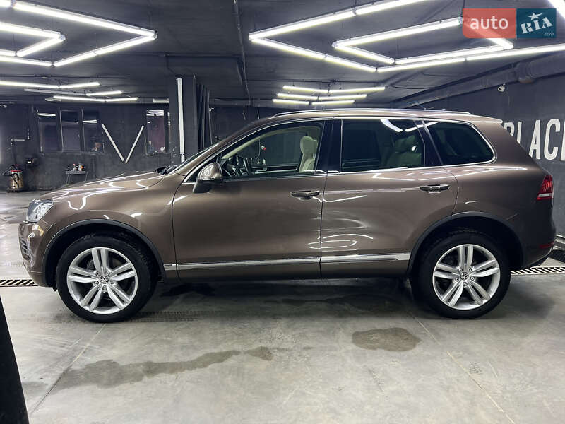 Внедорожник / Кроссовер Volkswagen Touareg 2012 в Харькове