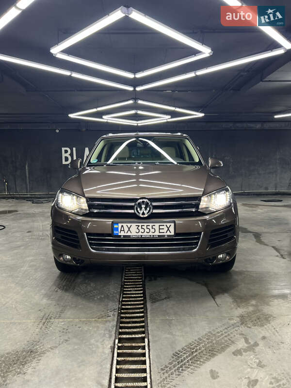 Внедорожник / Кроссовер Volkswagen Touareg 2012 в Харькове