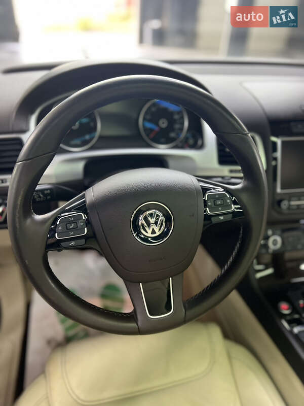 Внедорожник / Кроссовер Volkswagen Touareg 2012 в Харькове
