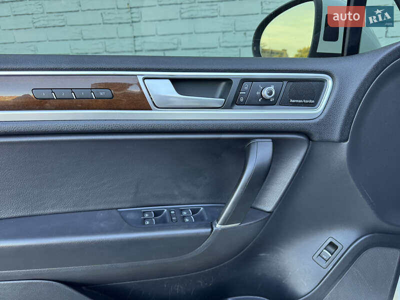 Позашляховик / Кросовер Volkswagen Touareg 2015 в Києві фото 38 Позашляховик / Кросовер Volkswagen Touareg 2015 в Києві