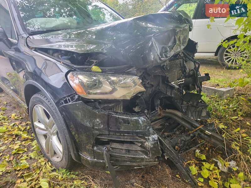 Внедорожник / Кроссовер Volkswagen Touareg 2012 в Киеве
