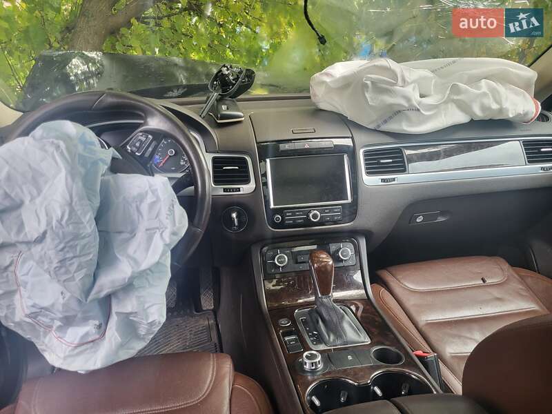 Внедорожник / Кроссовер Volkswagen Touareg 2012 в Киеве
