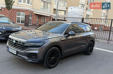 Внедорожник / Кроссовер Volkswagen Touareg 2018 в 