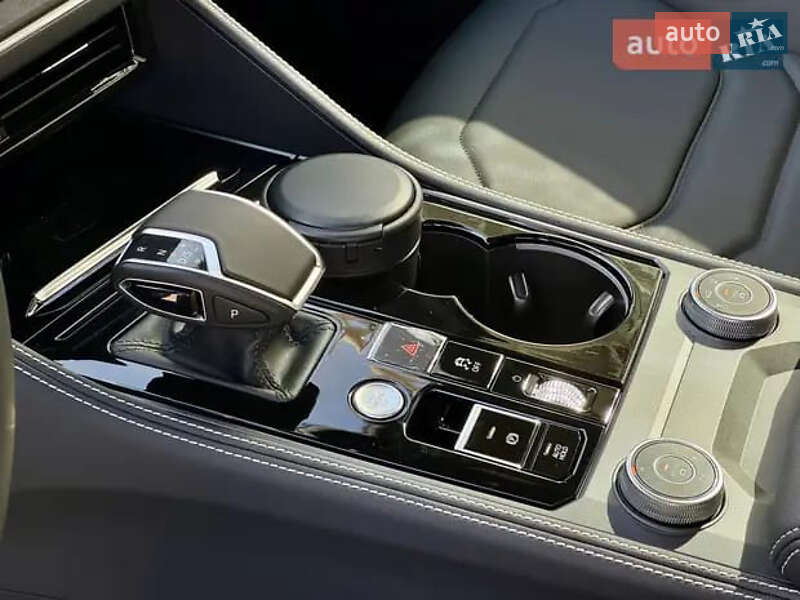 Позашляховик / Кросовер Volkswagen Touareg 2024 в Бучі