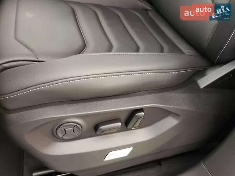 Позашляховик / Кросовер Volkswagen Touareg 2024 в Бучі