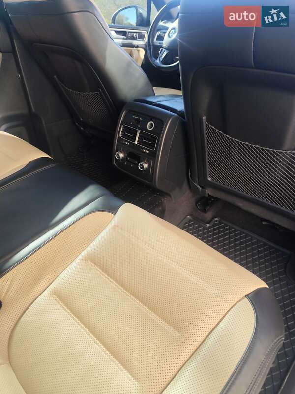 Внедорожник / Кроссовер Volkswagen Touareg 2016 в Хмельницком