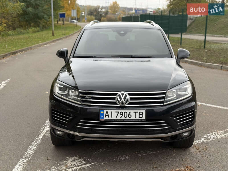 Позашляховик / Кросовер Volkswagen Touareg 2015 в Києві