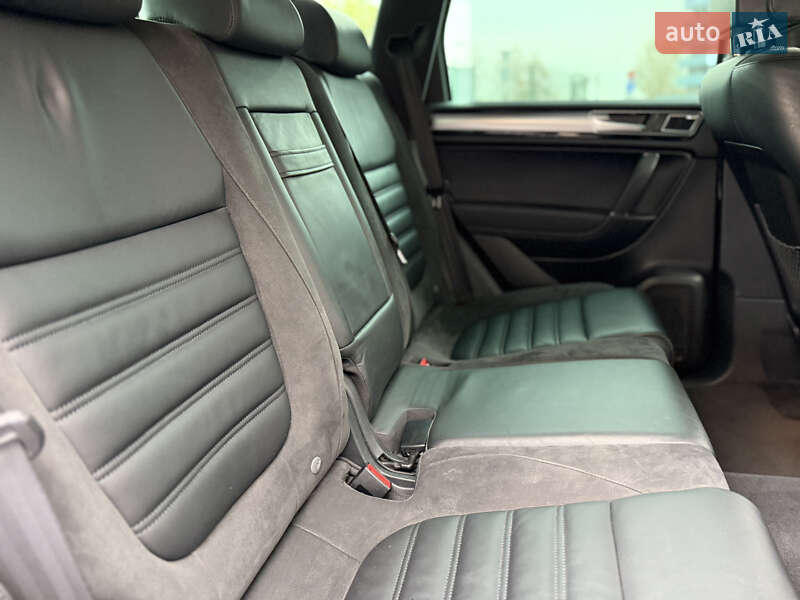 Позашляховик / Кросовер Volkswagen Touareg 2015 в Києві