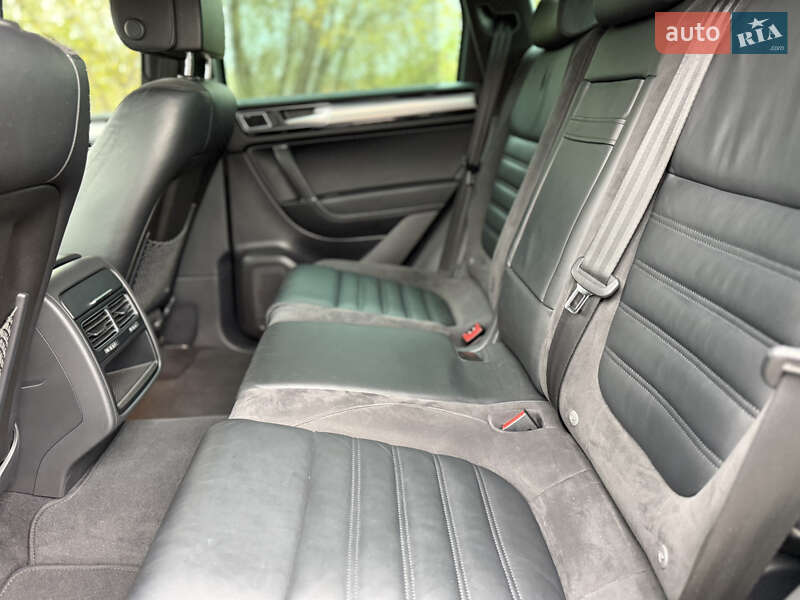 Позашляховик / Кросовер Volkswagen Touareg 2015 в Києві