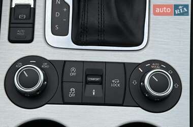 Внедорожник / Кроссовер Volkswagen Touareg 2012 в 