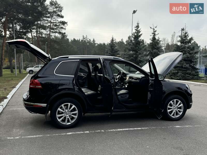 Позашляховик / Кросовер Volkswagen Touareg 2017 в Києві