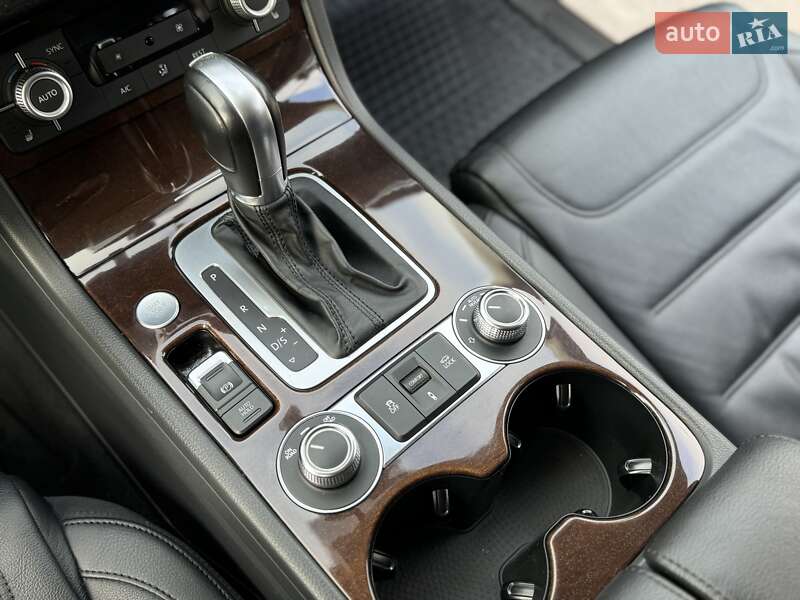 Позашляховик / Кросовер Volkswagen Touareg 2017 в Києві