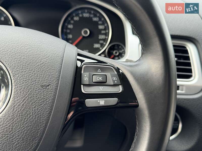 Позашляховик / Кросовер Volkswagen Touareg 2017 в Києві