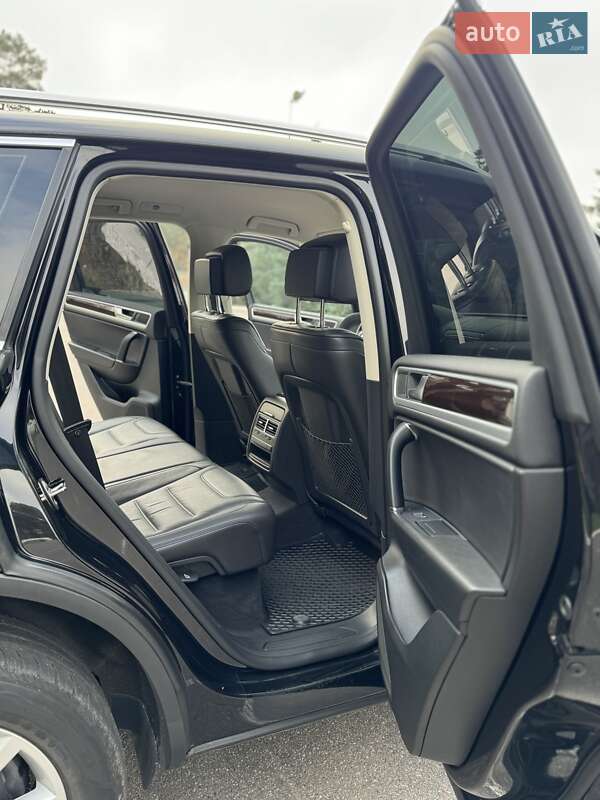 Позашляховик / Кросовер Volkswagen Touareg 2017 в Києві