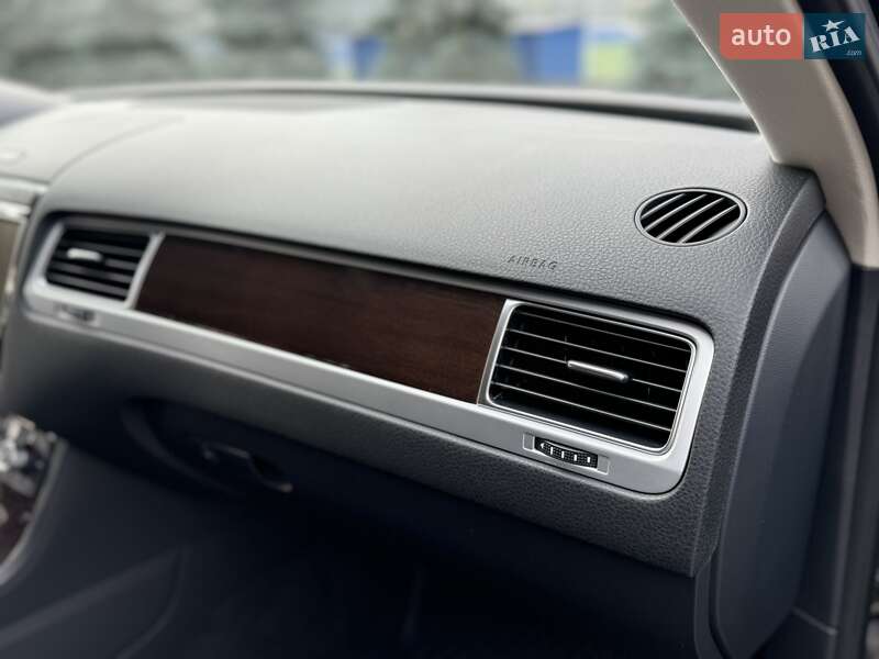 Позашляховик / Кросовер Volkswagen Touareg 2017 в Києві