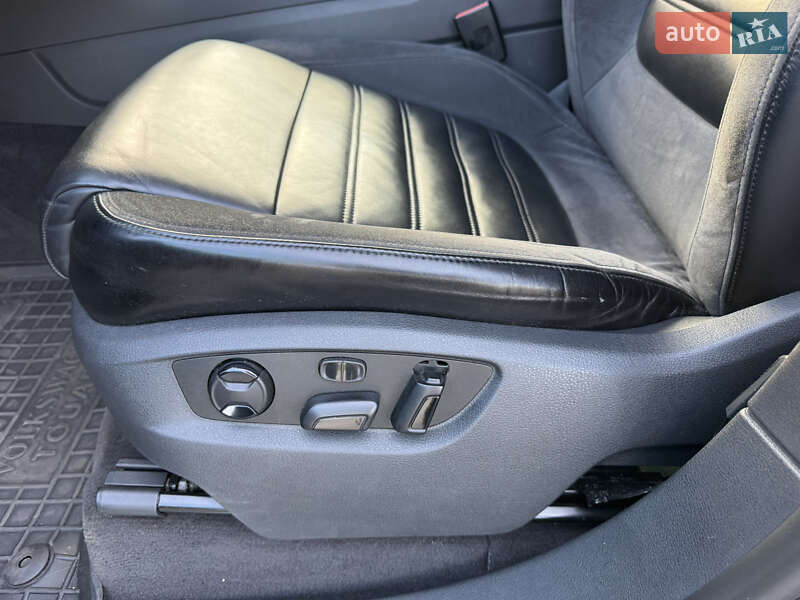 Внедорожник / Кроссовер Volkswagen Touareg 2016 в Киеве