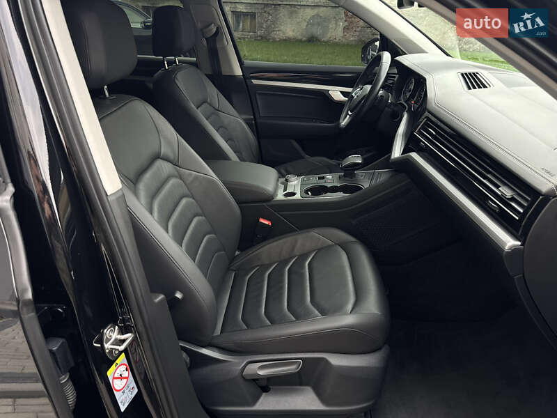 Внедорожник / Кроссовер Volkswagen Touareg 2019 в Дубно