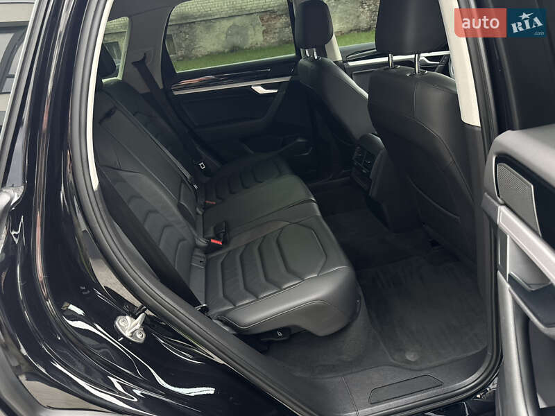 Внедорожник / Кроссовер Volkswagen Touareg 2019 в Дубно