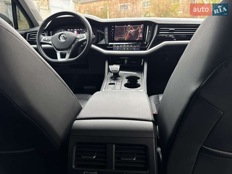 Внедорожник / Кроссовер Volkswagen Touareg 2019 в Дубно