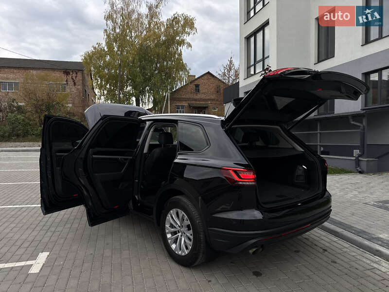 Внедорожник / Кроссовер Volkswagen Touareg 2019 в Дубно