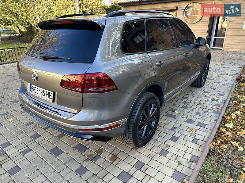 Позашляховик / Кросовер Volkswagen Touareg 2015 в Миколаєві