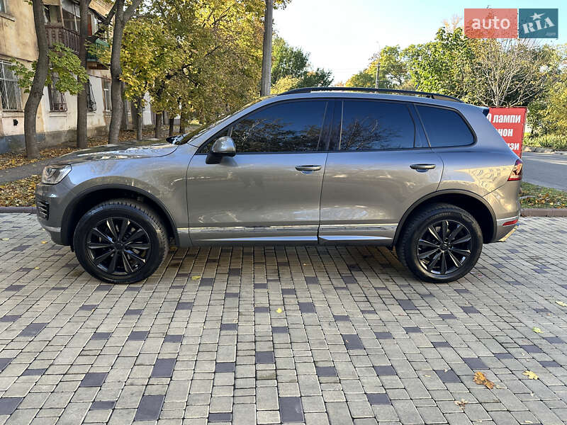 Позашляховик / Кросовер Volkswagen Touareg 2015 в Миколаєві