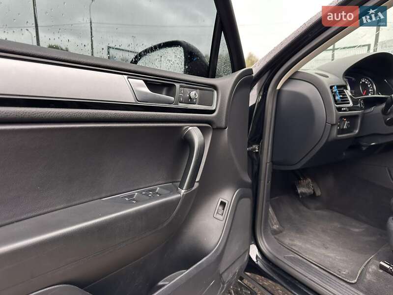 Внедорожник / Кроссовер Volkswagen Touareg 2017 в Тернополе