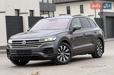 Внедорожник / Кроссовер Volkswagen Touareg 2018 в 