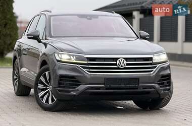 Внедорожник / Кроссовер Volkswagen Touareg 2018 в 