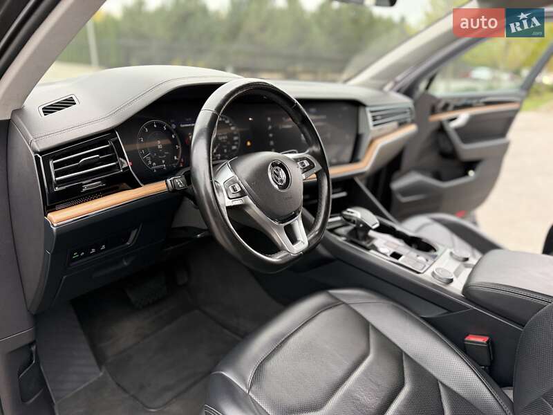 Позашляховик / Кросовер Volkswagen Touareg 2018 в Одесі