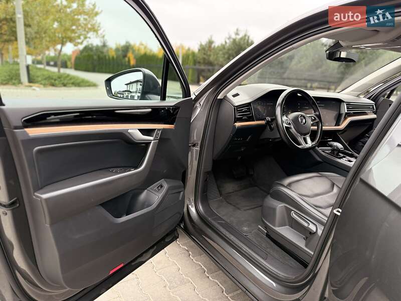 Позашляховик / Кросовер Volkswagen Touareg 2018 в Одесі