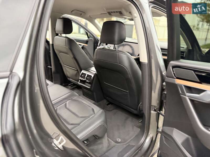 Позашляховик / Кросовер Volkswagen Touareg 2018 в Одесі