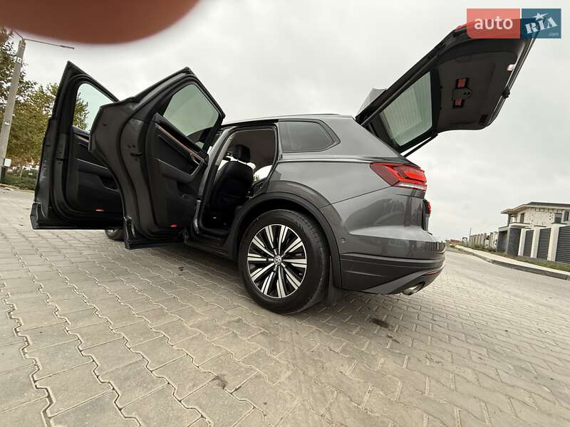 Позашляховик / Кросовер Volkswagen Touareg 2018 в Одесі