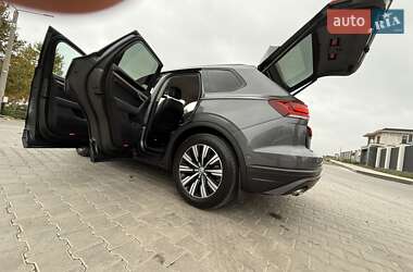 Внедорожник / Кроссовер Volkswagen Touareg 2018 в 
