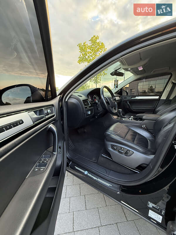 Внедорожник / Кроссовер Volkswagen Touareg 2016 в Мукачево