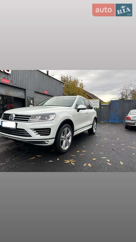 Позашляховик / Кросовер Volkswagen Touareg 2015 в Києві