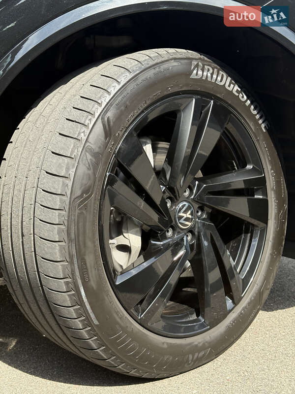 Позашляховик / Кросовер Volkswagen Touareg 2023 в Києві