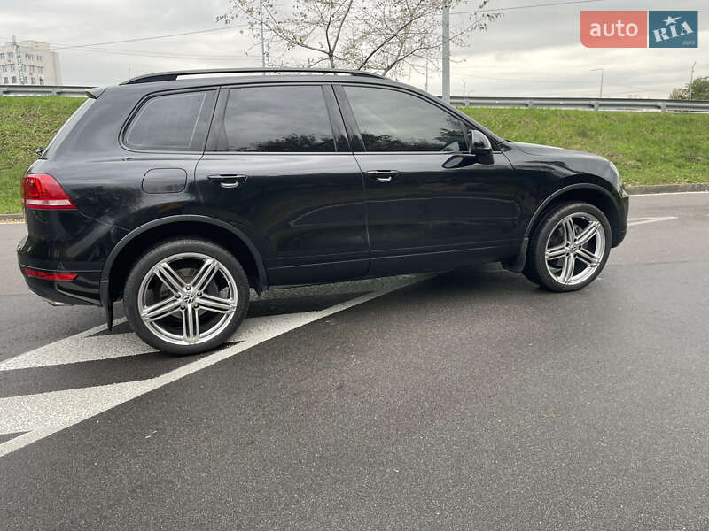 Внедорожник / Кроссовер Volkswagen Touareg 2013 в Киеве
