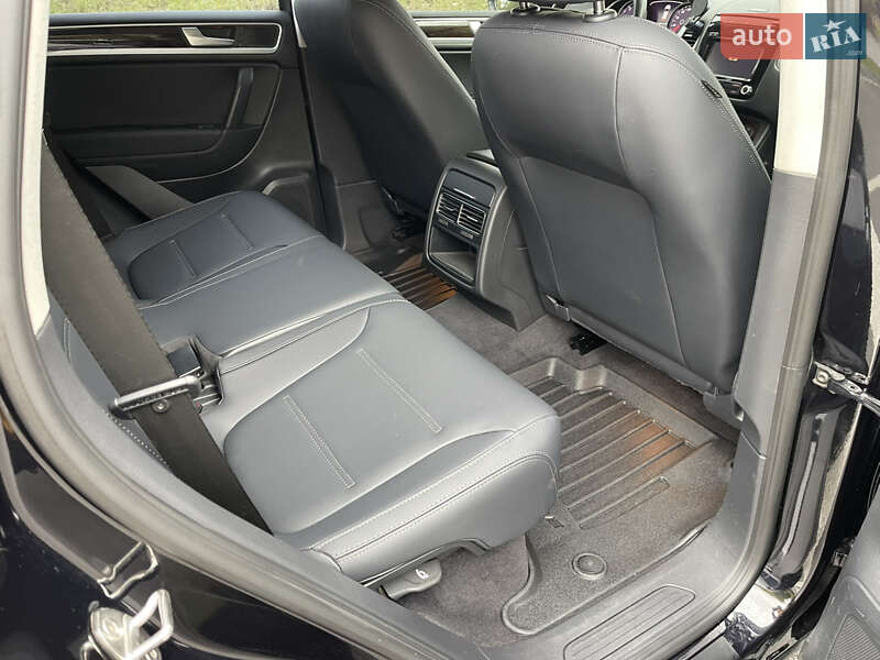 Внедорожник / Кроссовер Volkswagen Touareg 2013 в Киеве