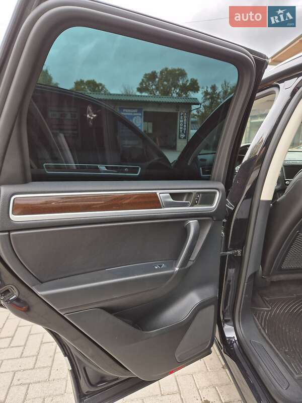 Внедорожник / Кроссовер Volkswagen Touareg 2014 в Каменец-Подольском