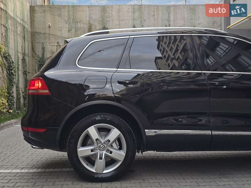 Позашляховик / Кросовер Volkswagen Touareg 2011 в Хмельницькому