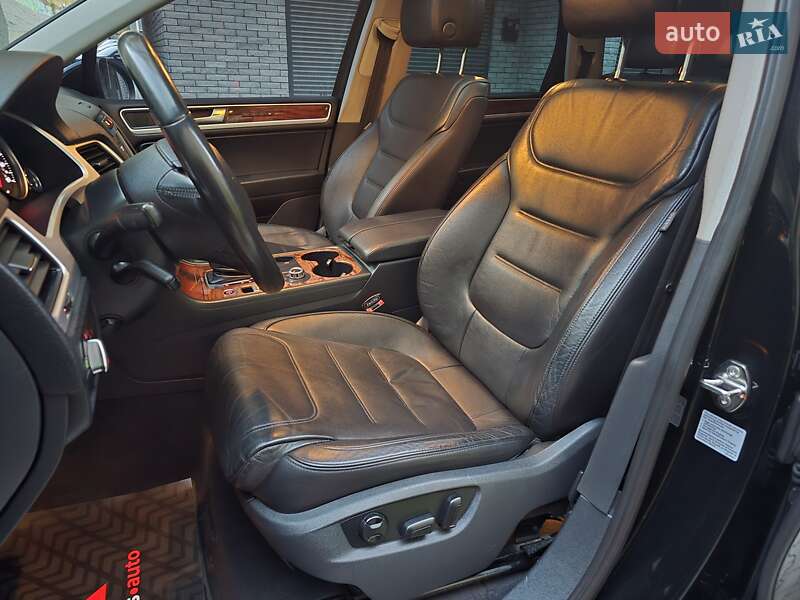 Позашляховик / Кросовер Volkswagen Touareg 2011 в Хмельницькому