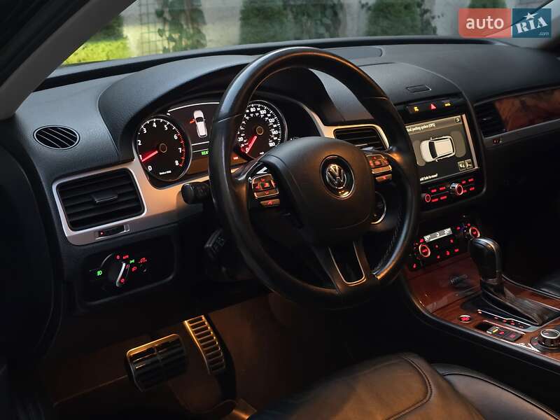 Позашляховик / Кросовер Volkswagen Touareg 2011 в Хмельницькому