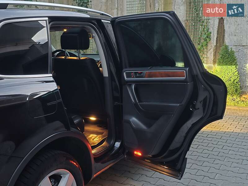 Позашляховик / Кросовер Volkswagen Touareg 2011 в Хмельницькому