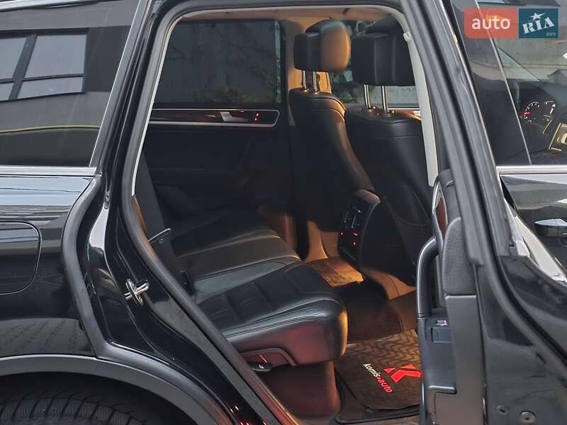 Позашляховик / Кросовер Volkswagen Touareg 2011 в Хмельницькому