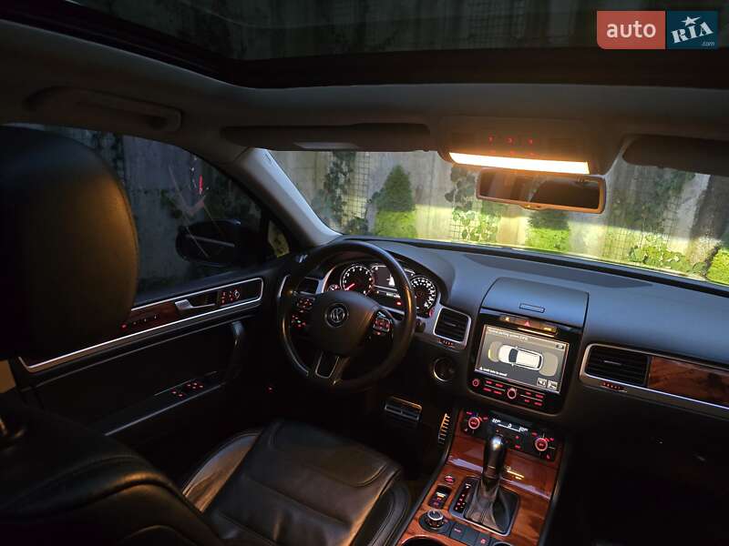Позашляховик / Кросовер Volkswagen Touareg 2011 в Хмельницькому