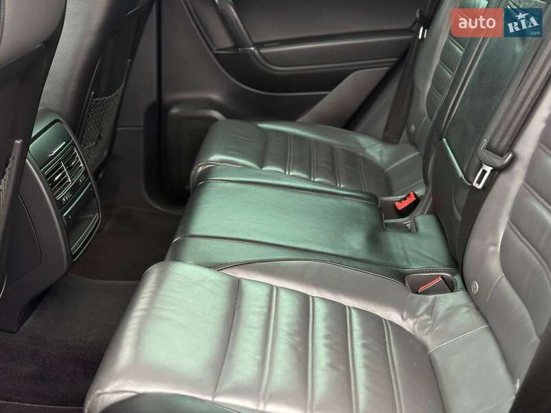 Внедорожник / Кроссовер Volkswagen Touareg 2012 в Запорожье