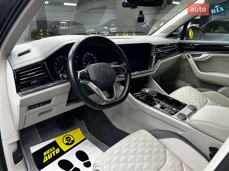 Позашляховик / Кросовер Volkswagen Touareg 2020 в Чернівцях