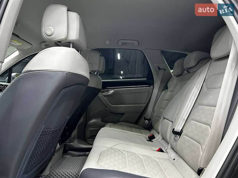 Позашляховик / Кросовер Volkswagen Touareg 2020 в Чернівцях